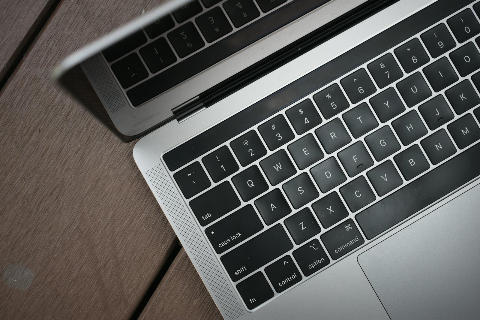 Side view of a MacBook Pro M4 showing its sleek design and available ports.