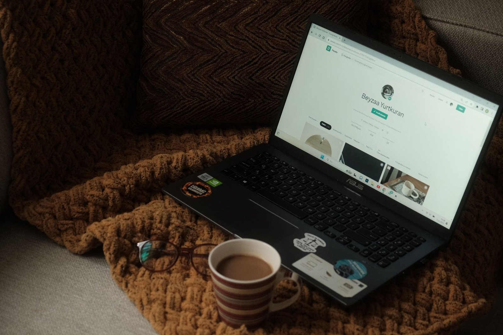 An old, silver-colored laptop displaying the distinctive Moksha desktop of Bodhi Linux.